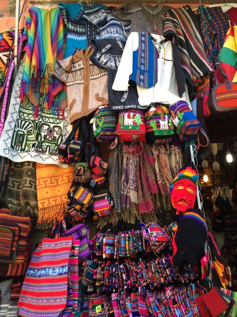 ペルーのお土産屋さんに並ぶ布製品